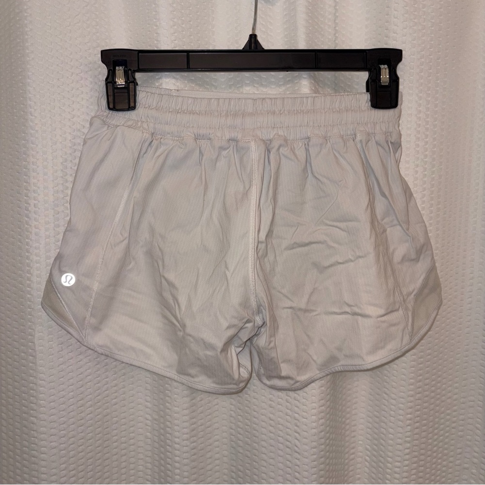 Lululemon Hotty Hot 2.5” shorts • white/bone - Picture 3 of 9